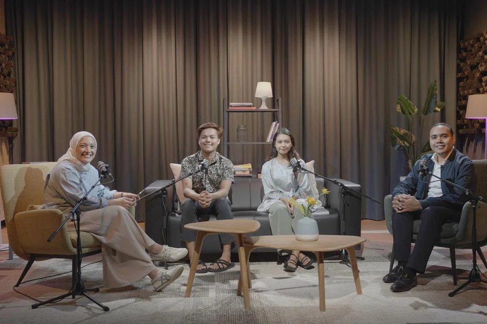 (Dari kanan) Pengerusi Bulan Bahasa 2024, Encik Zhulkarnain Abdul Rahim, merupakan antara tetamu dalam podcast NoTapis kali ini bersama belia yang aktif dalam Bulan Bahasa 2024, Cik Putri Nish dan Encik Muhammad Farish Jasni, berbincang bersama hos dan penerbit podcast NoTapis, Cik Natasha Mustafa.