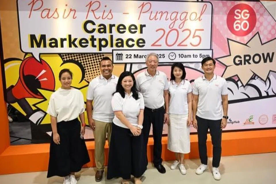 (Dari kiri) Cik Valerie Lee, Encik Sharael Taha, Cik Yeo Wan Ling, Menteri Kanan, Encik Teo Chee Hean, Cik Sun Xueling, dan Encik Desmond Tan, bergambar di pameran kerjaya Pasir Ris-Punggol 2025 di D’Marquee, Downtown East, pada 22 Mac.