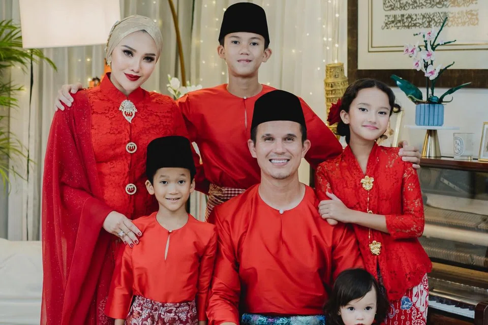 SAMBUTAN RAYA ISTIMEWA: Lebaran ini lebih istimewa bagi Moza (kanan) yang menyambut hari lahir ke-13 pada Hari Raya kelima. Beliau bergambar bersama (dari kiri, mengikut putaran jam) ibu, Norfasarie Mohd Yahya; abang, Mika; adik perempuan, Myla; bapa, Baihakki Khaizan; dan adik lelaki, Muaz.