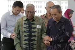 SEORANG PEJUANG: Pengalaman yang luas lagi mendalam tentang sepak terajang kehidupan membuat beliau berani dan kadangkala tegar dalam memperkatakan pendiriannya mengenai pelbagai perkara, terutama sekali hal yang menyangkut keadilan, perihal maruah seorang manusia dan peri pentingnya menanamkan rasa kasih mengasihi serta hormat menghormati di antara sesama manusia. Encik Yatiman bersama Encik S R Nathan di satu majlis Dana Endowmen Muhammad Ariff Ahmad (MAS) April lalu. - Foto fail