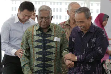 SEORANG PEJUANG: Pengalaman yang luas lagi mendalam tentang sepak terajang kehidupan membuat beliau berani dan kadangkala tegar dalam memperkatakan pendiriannya mengenai pelbagai perkara, terutama sekali hal yang menyangkut keadilan, perihal maruah seorang manusia dan peri pentingnya menanamkan rasa kasih mengasihi serta hormat menghormati di antara sesama manusia. Encik Yatiman bersama Encik S R Nathan di satu majlis Dana Endowmen Muhammad Ariff Ahmad (MAS) April lalu. - Foto fail