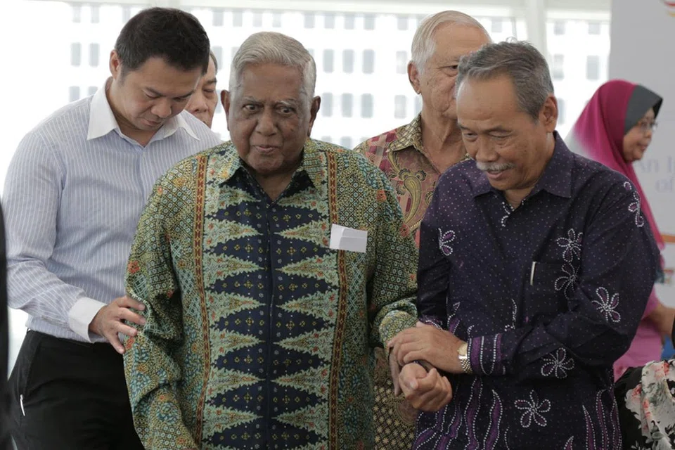 SEORANG PEJUANG: Pengalaman yang luas lagi mendalam tentang sepak terajang kehidupan membuat beliau berani dan kadangkala tegar dalam memperkatakan pendiriannya mengenai pelbagai perkara, terutama sekali hal yang menyangkut keadilan, perihal maruah seorang manusia dan peri pentingnya menanamkan rasa kasih mengasihi serta hormat menghormati di antara sesama manusia. Encik Yatiman bersama Encik S R Nathan di satu majlis Dana Endowmen Muhammad Ariff Ahmad (MAS) April lalu. - Foto fail