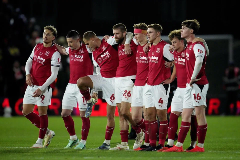 Pemain Fleetwood Town ketika penentuan sepakan penalti menyusuli keputusan seri 1-1, yang menyaksikan kelab Liga Dua itu melakar kemenangan menerusi sepakan penalti 5-3 ke atas Arsenal pada aksi Piala Carabao di Stadium Highbury, Britain, pada 27 Oktober.
