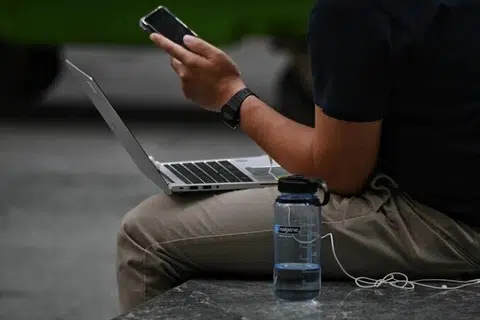 Singapura tidak memandang ringan ancaman ‘bencana’ atau ‘kepupusan’ yang mungkin berpunca daripada kecerdasan buatan (AI), atau menganggap setiap kemungkinan akan menjadi kenyataan, kata Menteri Pembangunan Digital dan Penerangan, Cik Josephine Teo, dalam jawapan bertulis pada 6 Oktober.