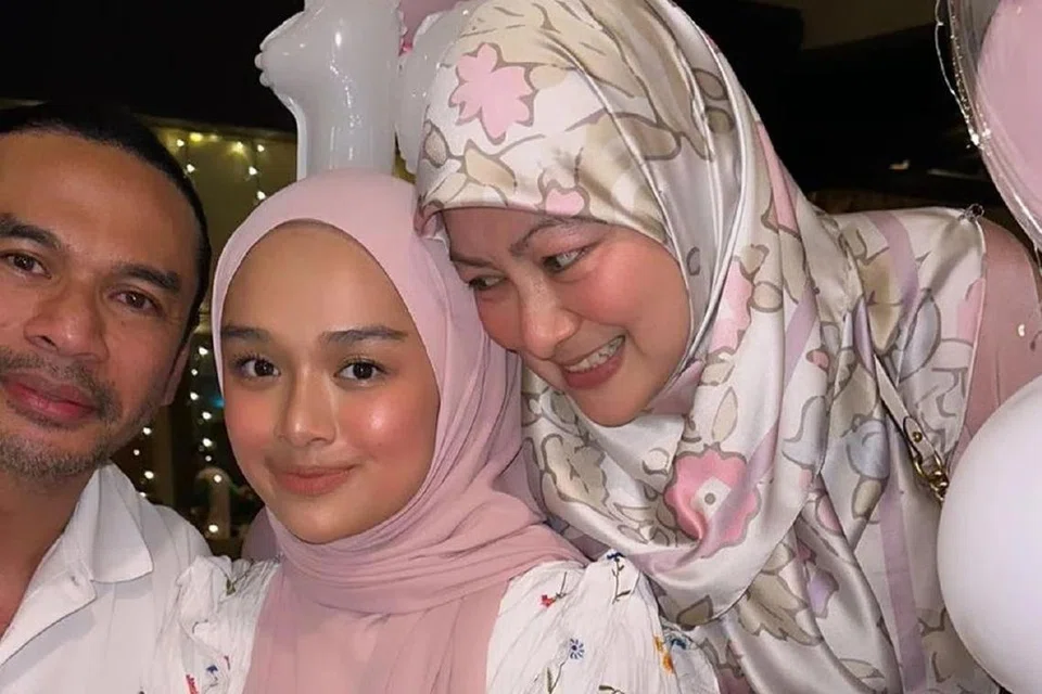 AKUI KESILAPAN: Marissa Dania Hakim (tengah) mengakui kesalahannya selepas beritanya menjadi punca rumah tangga orang lain runtuh tular. Beliau enggan bapanya, Norman Hakim (kiri) dan ibunya, Abby Abadi, dipersalahkan dalam soal ini.