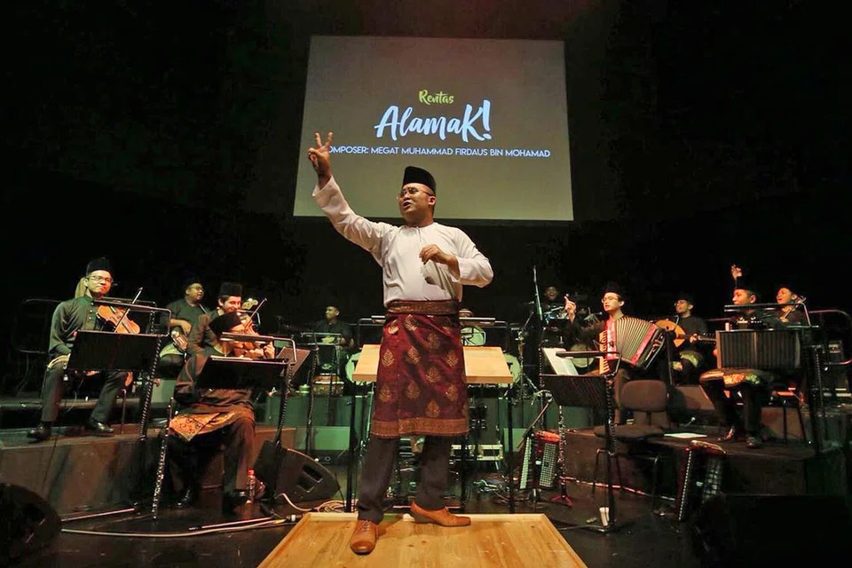 GENERASI PELAPIS PEMUZIK: Megat Firdaus menerajui orkestra dalam konsert 'Rentas', yang menguji kebolehannya menghasilkan irama inovatif daripada ciri asli. 