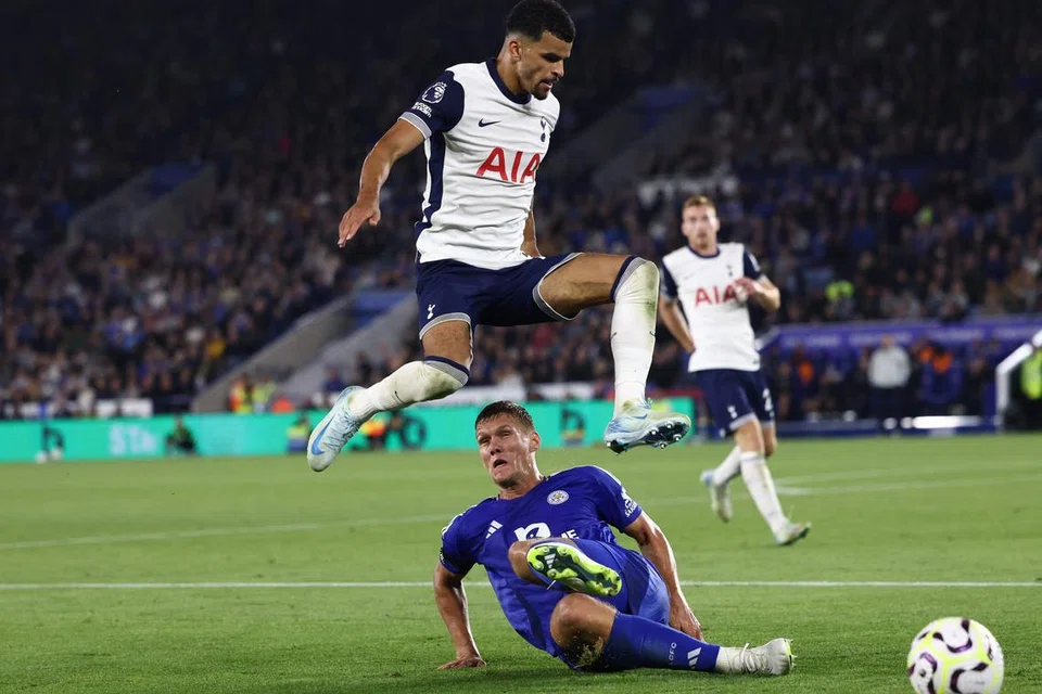 Penyerang baru Tottenham, Dominic Solanke (jersi putih), beraksi semasa perlawanan pertama kelab itu menentang Leicester City pada 20 Ogos, dan kemudian cedera dalam dua perlawanan selanjutnya. Beliau diharap dapat kembali cergas semasa pasukan itu menentang Arsenal pada 15 September.