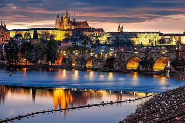 SAUJANA MATA MEMANDANG: Pemandangan Istana Prague yang menjadi lokasi perfileman bagi filem pecah panggung seperti Mission: Impossible nampak menakjubkan pada waktu malam. - Foto PRAGUE TRAVEL