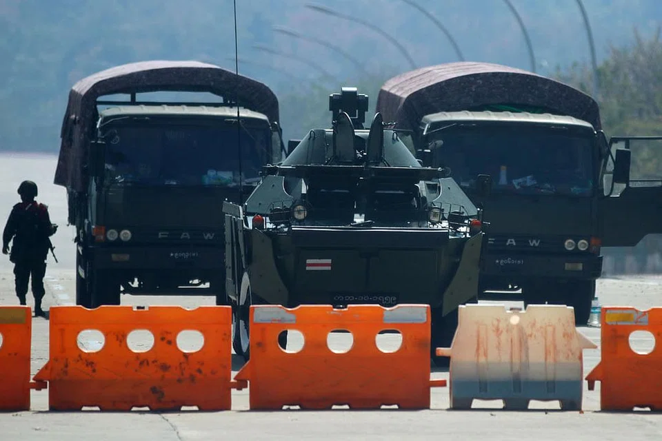 DISEKAT: Kenderaan tentera dan askar mengepung jalan raya menuju ke bangunan Parlimen di Naypyidaw pada Selalu lalu. - Foto EPA-EFE