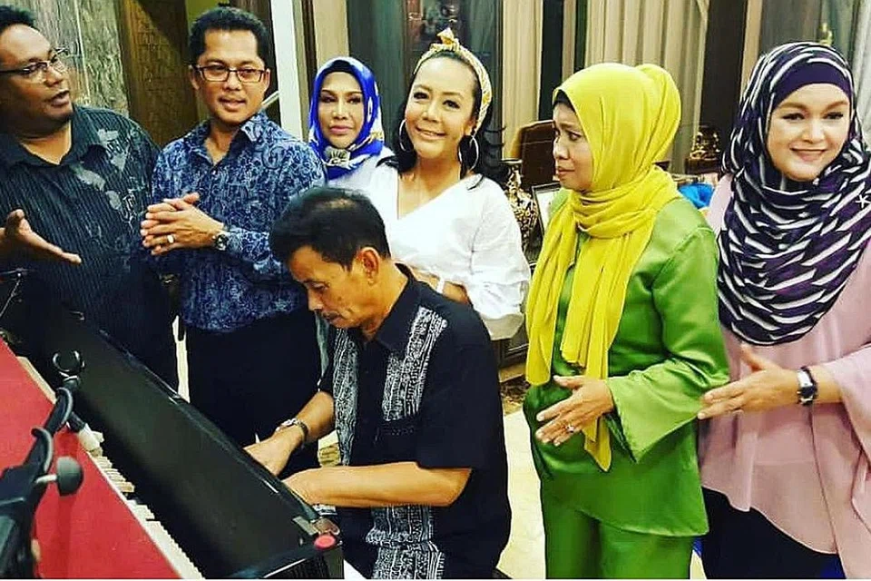 DIHORMATI PENYANYI LAMA DAN BARU: Foto ini menunjukkan S. Atan dengan beberapa artis era 1980-an, (dari kiri) Ibnor Reza, Datuk Nassier Wahab, Rohana Jalil, Zur Eda, Zaiton Sameon dan Siti Fairuz, ketika menyiapkan album khas yang menerapkan pesanan tentang kasih sayang sesama manusia, Serumpun Kasih. - Foto ihsan S. ATAN