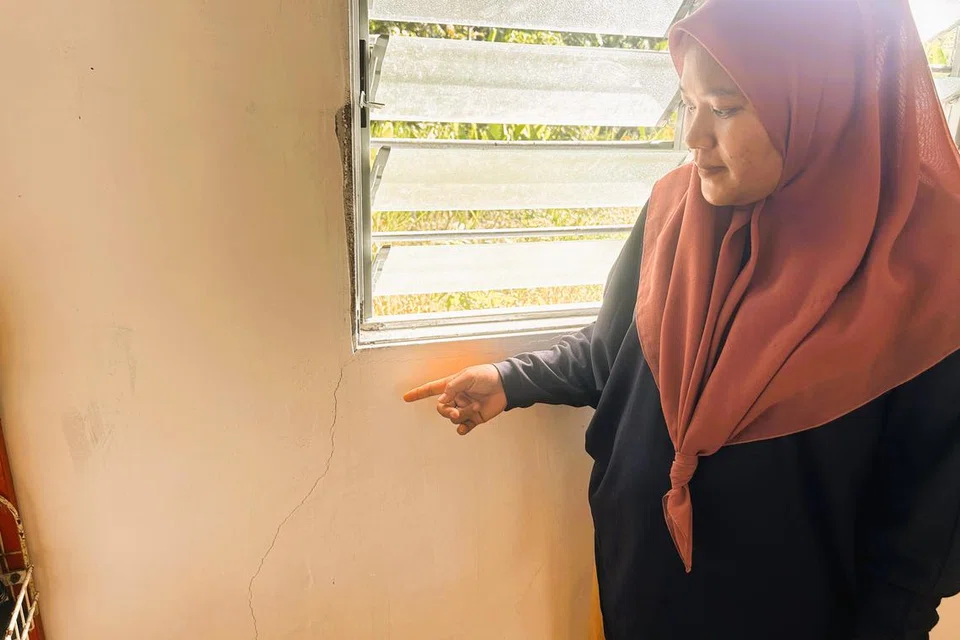 Cik Norjihan Selamat, 28 tahun, menunjukkan kesan rekahan di setiap bucu rumahnya selepas kejadian gempa pada 24 Ogos.