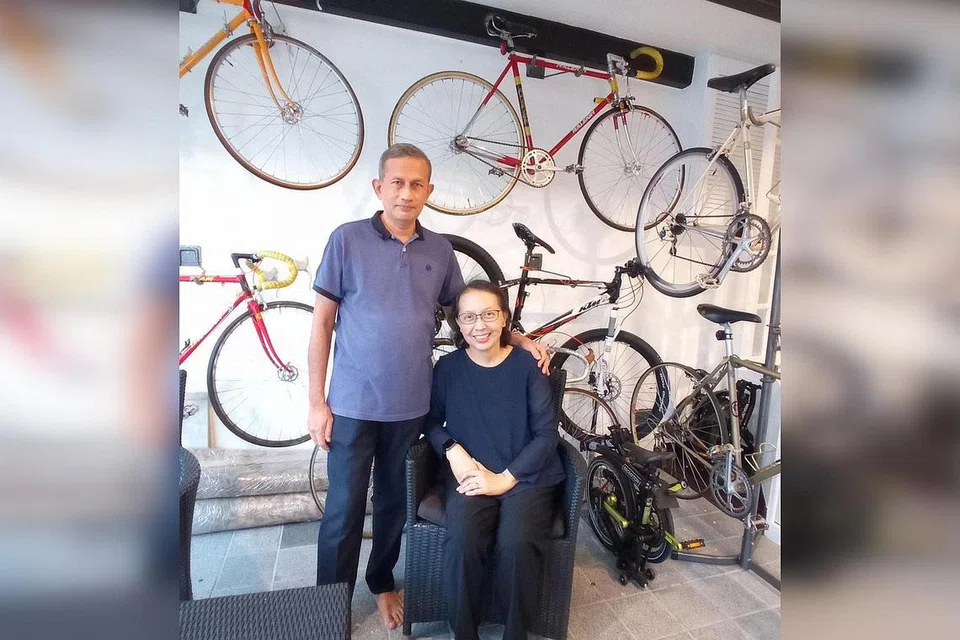 SOKONG KEMPEN: Encik Hasan Malik Abdul Quddoos yang merupakan peserta CanCycle 2023, bersama isterinya, Cik Sarida Sannie, seorang pesakit barah. - Foto NCIS