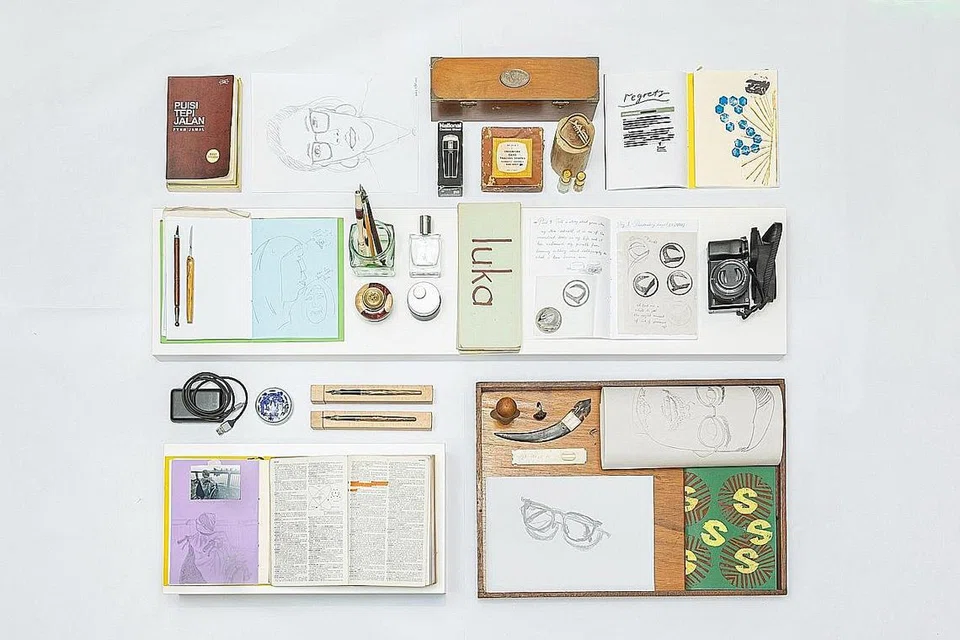 SENI HALUS SEBAGAI TERAPI: Pensyarah Dahlia Osman dan peserta menggunakan seni untuk meneroka perasaan kehilangan. - Foto ZINKIE AW