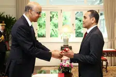 Encik Zhulkarnain Abdul Rahim (kanan), menerima watikah pelantikan daripada Presiden Tharman Shanmugaratnam di Istana pada 5 Januari setelah mengangkat sumpah sebagai Menteri Negara (Ehwal Luar merangkap Pembangunan Sosial dan Keluarga).