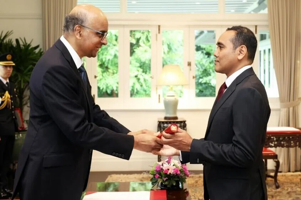 Encik Zhulkarnain Abdul Rahim (kanan), menerima watikah pelantikan daripada Presiden Tharman Shanmugaratnam di Istana pada 5 Januari setelah mengangkat sumpah sebagai Menteri Negara (Ehwal Luar merangkap Pembangunan Sosial dan Keluarga).