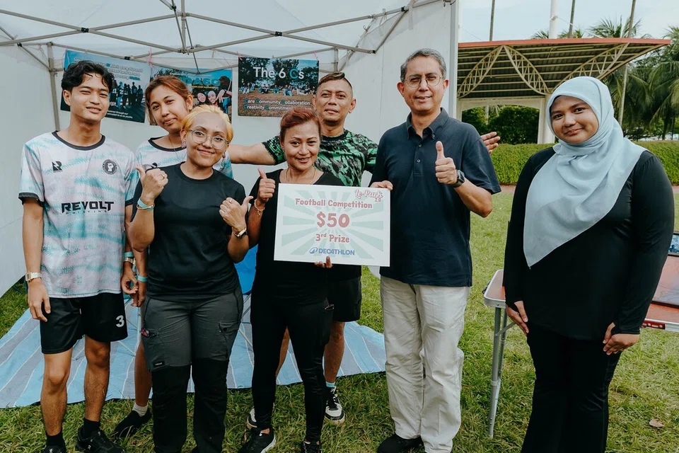 (Dari kiri) Encik Radin Rahmat Zulkanaini, Cik Nur Shamira Esmani, Cik Nurulhuda Nordin, Cik Anita Subir, serta Encik Azmi Taib menerima hadiah tempat ke-3 daripada Pemangku Menteri Bertanggungjawab bagi Ehwal Masyarakat Islam merangkap Menteri Negara Kanan (Ehwal Dalam Negeri), Profesor Madya Dr Muhammad Faishal Ibrahim (dua dari kanan); dan Ketua Pegawai Eksekutif (CEO) yang juga Pengasas bersama MudaSG, Cik Sherlita Almeyra Sherhan (kanan); dalam pertandingan bola sepak di acara Le-Park, anjuran MudaASG.