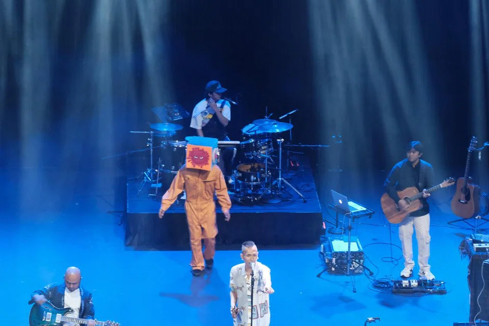 TARIK PERHATIAN: Maskot Fourtwnty membuat penampilan istimewa dalam persembahan pembukaan mereka, ‘Nematomorpha’.