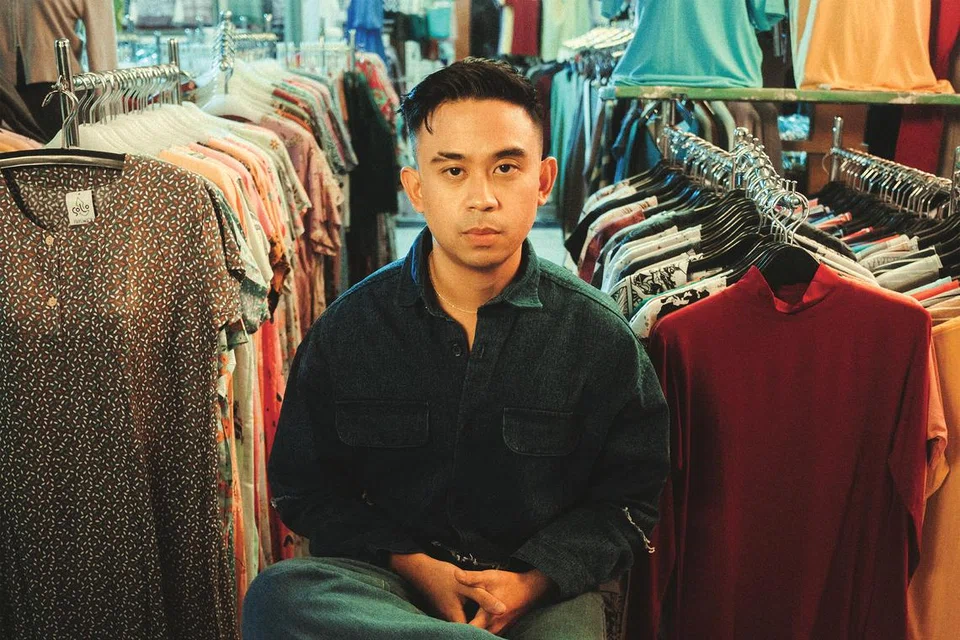 Alyph menampilkan kembali nada lembut dan romantis dalam lagu terkininya, ‘Dari Jauh’.