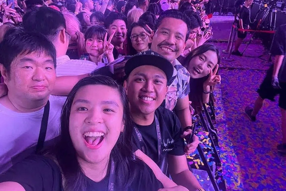 KENALI RAKAN ANTARABANGSA: Peminat Blackpink Halil Nasil (berbaju kemeja bercorak) seronok mengenali rakan baru dari Amerika, Filipina, Korea dan Malaysia di konsert Blackpink yang dihadiri dua hari berturut-turut. - Foto JFN 