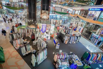 Ini kali pertama pusat beli-belah Golden Landmark mempunyai gerai ‘pop-up’ yang menawarkan keperluan Raya daripada beberapa jenama. Ruang acara ‘Raya Harmony’ itu terletak di ruang atrium di tingkat satu.