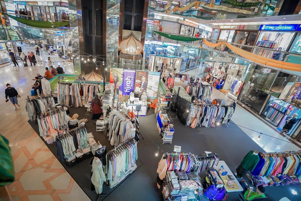 Ini kali pertama pusat beli-belah Golden Landmark mempunyai gerai ‘pop-up’ yang menawarkan keperluan Raya daripada beberapa jenama. Ruang acara ‘Raya Harmony’ itu terletak di ruang atrium di tingkat satu.