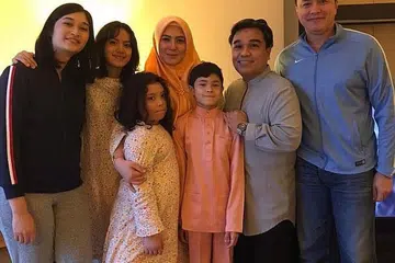 TIDAK ABAI TANGGUNGJAWAB: Datuk Seri Eizlan Yusof (kanan) dan bekas isteri, Vie Shantie Haroon Khan (bertudung jingga) tidak bermusuhan malah rukun menjalinkan hubungan kekeluargaan demi tiga anak mereka. - Foto INSTAGRAM EIZLAN YUSOF