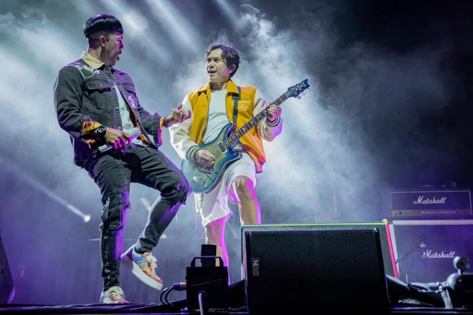 PENUH BERTENAGA: Sambil menyanyikan pelbagai lagu yang rata-rata mengisahkan tentang sakitnya bercinta, vokalis band Repvblik, Ruri Herdian Wantogia (kiri), membuat penonton terkesima dengan keikhlasan persembahannya yang diiringi gitaris, Heri Masrulah Achmad.