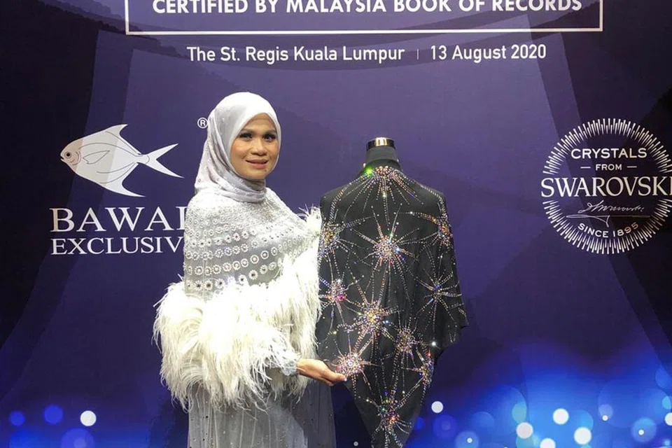 Bawal Exclusive (BE) yang dimiliki oleh Cik Haliza Maysuri, mencatat sejarah dalam ‘Malaysia Book of Records’ apabila memperkenalkan tudung termahal di dunia berharga RM100,000 ($28,180), yang merupakan penghargaan khas Swarovski kepada BE kerana menjadi antara pemborong kristal terbesar dunia daripada syarikat itu.