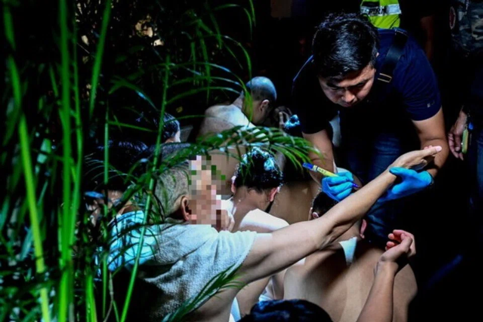 Serbuan pihak berkuasa Malaysia di sebuah pusat kesihatan atau spa yang menjadi tumpuan lelaki gay di Chow Kit, Kuala Lumpur, menahan ratusan lelaki yang dipercayai terbabit dengan aktiviti hubungan seksual songsang.   