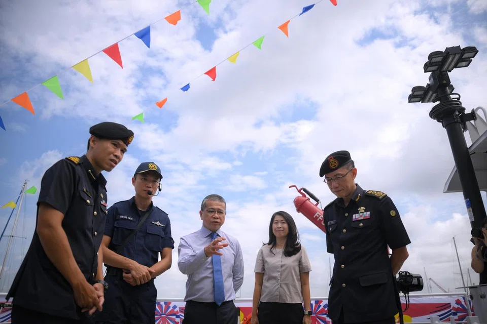 Menteri Kedua Ehwal Dalam Negeri, Encik Edwin Tong (tengah) meninjau kapal penyelamat marin terbaru SCDF, Blue Dolphin di majlis perasmian kapal itu di Kelab Kapal Layar Republik Singapura pada 25 Jun. Beliau ditemani (dari kiri) 
Penolong Pesuruhjaya (AC) Ryan Ong; Komander Balai Bomba Marin West Coast, Mejar Keave Soh; isteri Encik Tong, Cik Au Huey Ling; dan Pesuruhjaya SCDF, Encik Eric Yap.