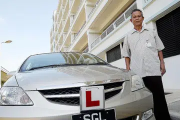 DAPAT BERKHIDMAT LEBIH LAMA: Encik Yunos yang bakal menyambut ulang tahunnya yang ke-60 April ini gembira dapat berkhidmat sebagai instruktor memandu lebih lama menyusuli langkah menaikkan had usia lanjut instruktor memandu daripada 70 kepada 75 tahun. - Foto JOHARI RAHMAT