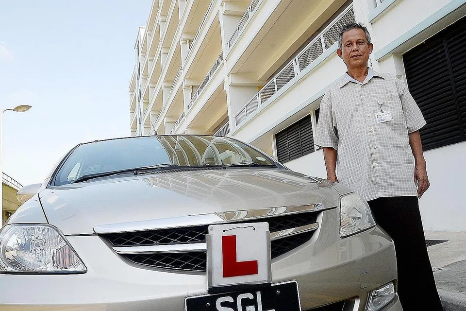 DAPAT BERKHIDMAT LEBIH LAMA: Encik Yunos yang bakal menyambut ulang tahunnya yang ke-60 April ini gembira dapat berkhidmat sebagai instruktor memandu lebih lama menyusuli langkah menaikkan had usia lanjut instruktor memandu daripada 70 kepada 75 tahun. - Foto JOHARI RAHMAT