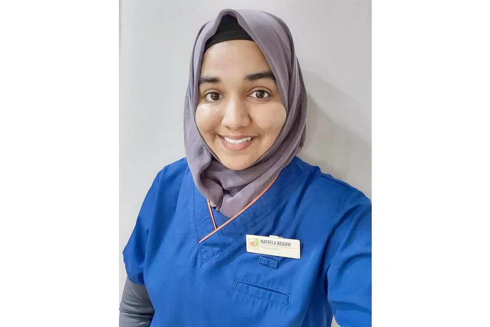 "Selain manfaat kesihatan fizikal, ia juga baik dari segi kesihatan mental. Sebagai contoh, berjalan-jalan di luar sambil menikmati keindahan alam semula jadi boleh bantu mengurangkan tekanan, membuat mood anda lebih baik dan menjaga kesihatan mental. Ia juga boleh dijadikan sebagai satu aktiviti sosial di mana kita dapat meluangkan masa bersama teman-teman atau keluarga." - Cik Nafeela Begum, pakar fisioterapi Hospital Masyarakat Sengkang.