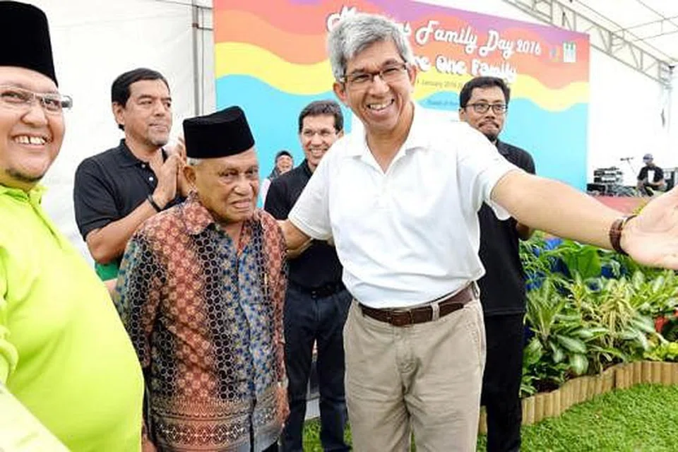 SUMBANG BAKTI: Dr Yaacob (berbaju putih) memberikan anugerah kepada Haji Kassim Sultan (berbaju batik) yang ditemani anaknya, Haji Azman Kassim. Di belakang mereka ialah (dari kiri) Ketua Eksekutif Muis, Haji Abdul Razak Maricar; Presiden Muis, Haji Alami Musa; dan Pengarah Masjid Muis, Encik Mohd Helmy Isa. - Foto M.O. SALLEH