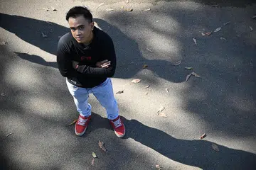 HARAPKAN PERPADUAN BAKAT SENI: Sebagai anak muda yang baru dalam bidang seni, Aryff Shah mengharapkan perpaduan dan semangat saling membantu dalam kalangan bakat Singapura. - Foto BH oleh NG SOR LUAN
