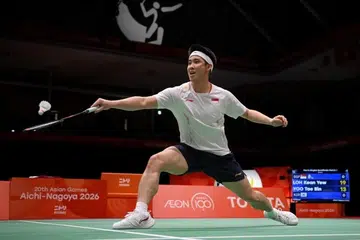 Loh Kean Yew beraksi menentang Yoo Tae-bin dari Korea Selatan dalam separuh akhir perseorangan lelaki badminton Sukan Asia di Gymnasium Ichinomiya City Municipal pada 28 September.