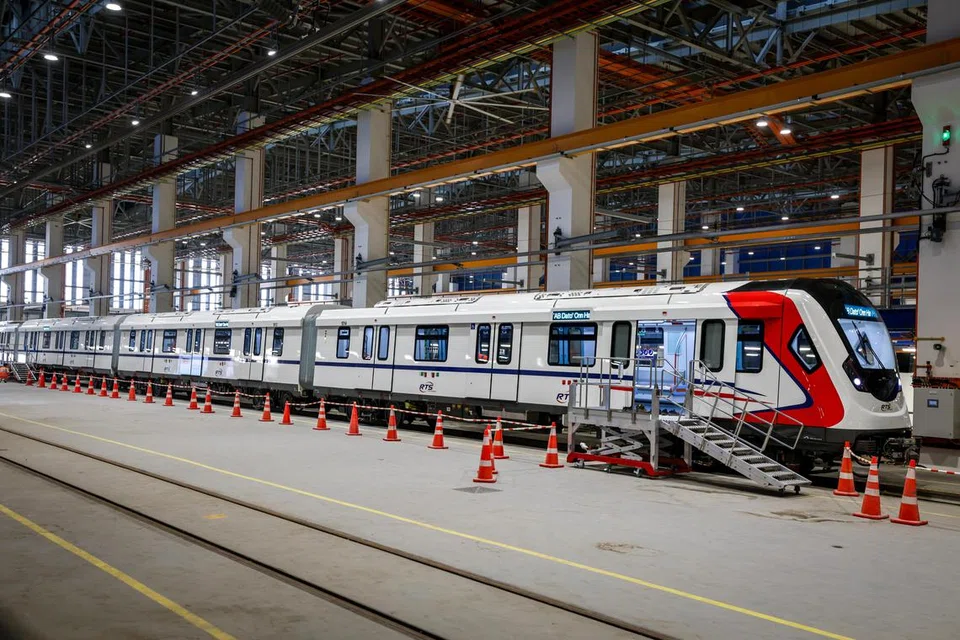 Kereta api yang berukuran 76.5 meter itu boleh mencapai kelajuan hingga 80 kilometer sejam, dengan tempoh perjalanan hanya lima minit antara Singapura dengan Johor Bahru.