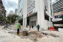 Pekerja menjalankan kerja pemasangan batu kerb di kawasan kejadian lubang benam di Jalan Masjid India, Kuala Lumpur. 