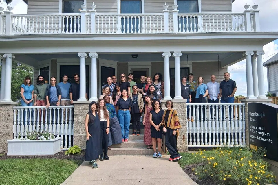 Encik Hidayat Nordin bersama 21 penulis lain dari pelbagai negara yang menyertai Program Penulisan Antarabangsa (IWP) di Universiti Iowa, Amerika Syarikat.