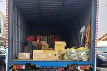 AWAS PILIH UBAT: Pegawai Jabatan Kesihatan Negeri Selangor memeriksa ubat tidak berdaftar dari luar negara yang dirampas dalam serbuan di tiga premis di Selangor, minggu lalu.