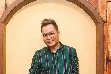 HYRUL ANUAR: Pastikan maklumat terkini tentang kerjaya seninya dimuatnaikkan ke Instagram sebagai cara memaklumkan perkembangan kepada pengikutnya. - Foto BH oleh KHIDHIR ASYRAF MAHBOB