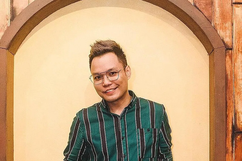 HYRUL ANUAR: Pastikan maklumat terkini tentang kerjaya seninya dimuatnaikkan ke Instagram sebagai cara memaklumkan perkembangan kepada pengikutnya. - Foto BH oleh KHIDHIR ASYRAF MAHBOB