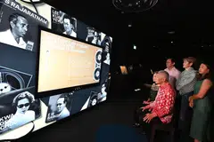 SM Lee, pameran, Fail Albatros