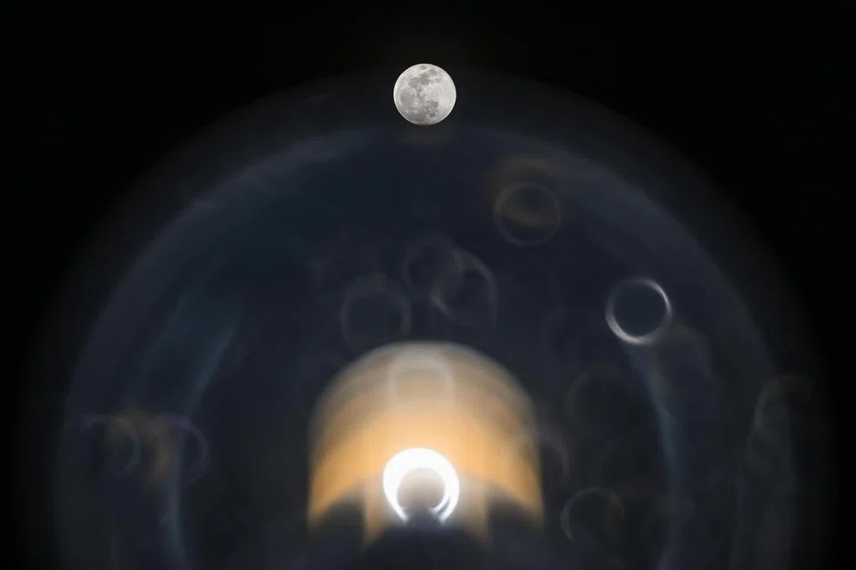 
Penampakan Harvest Moon di Singapura berlaku sehari selepas Pesta Pertengahan Musim Luruh pada 17 September, disambut dalam budaya Cina sebagai tanda kesyukuran atas tuaian tahun itu. 