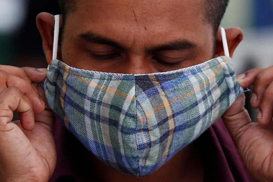 LANGKAH BERJAGA-JAGA: Seorang pekerja asing di dormitori mengenakan pelitup sebagai melindungi dirinya dalam keadaan penularan wabak Covid-19 masih belum reda sepenuhnya di Singapura. - Foto REUTERS