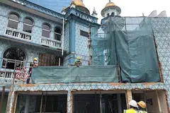 PENAMBAHBAIKAN: Kerja-kerja memasang perlindungan untuk pemecahan tembok untuk bangunan baru yang telah dirancang di Masjid Malabar. - Foto MASJID MALABAR