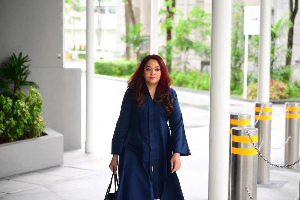 Mantan anggota Parti Pekerja (WP), Cik Raeesah Khan, tiba di Mahkamah Negara sekitar 8.45 pagi pada 15 Oktober.