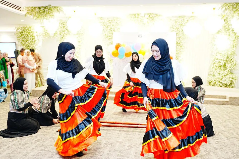 tarian n buluh, Tinikling, darul arqam