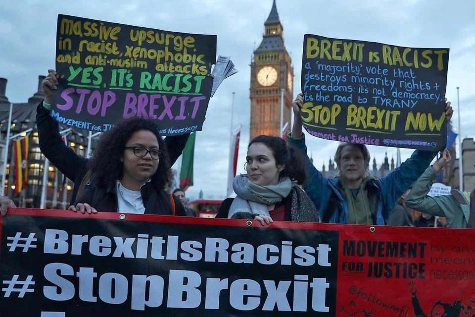 BANGKANG: Penunjuk perasaan menayangkan kain rentang menyokong pindaan bagi memastikan status sah rakyat Kesatuan Eropah (EU) di luar Dewan Parlimen di London. Perdana Menteri Britain Theresa May bimbang Parlimen akan menghalang beliau melaksanakan langkah keluar daripada EU, tetapi berjaya meneruskan rancangan itu selepas pembangkang gagal dalam usul mereka. - Foto AFP