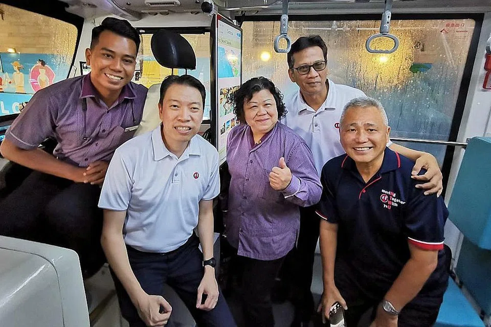 PERTINGKAT DIRI: Encik Melvin Yong (dua dari kiri) bersama kapten bas, Encik Mohd Faiz (kiri), yang bertanggungjawab mengambil alih tugas memandu secara manual dari kenderaan berautonomi di Sentosa. - Foto LABOURBEAT.ORG